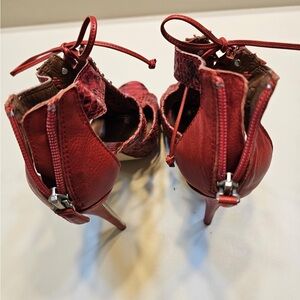 Boutique 9 Red Textured Heels 👠